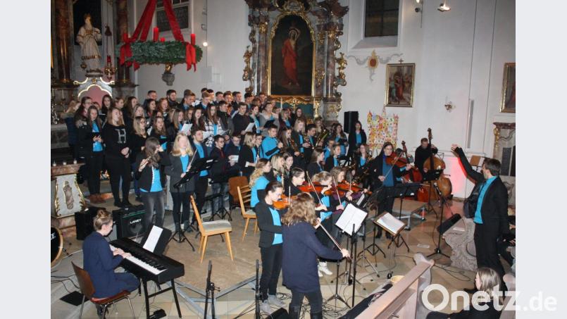 Der Große Chor und das Schulorchester füllten den Altarraum bei Georg Friedrich Händels &quot;Joy of the World&quot;. Bild: lg