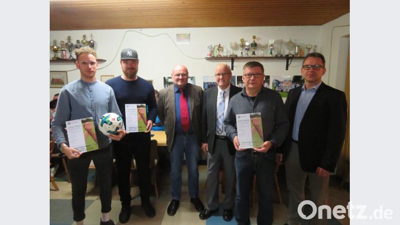 Im Bild von links Trainer Christian Blay und Roland Spitzl, Kreisspielleiter Peter Kemnitzer, Kreisvorsitzender Siegfried Tabbert, Vorsitzender Günther Heß, Schiedsrichter Martin Schikora. Bild: exb