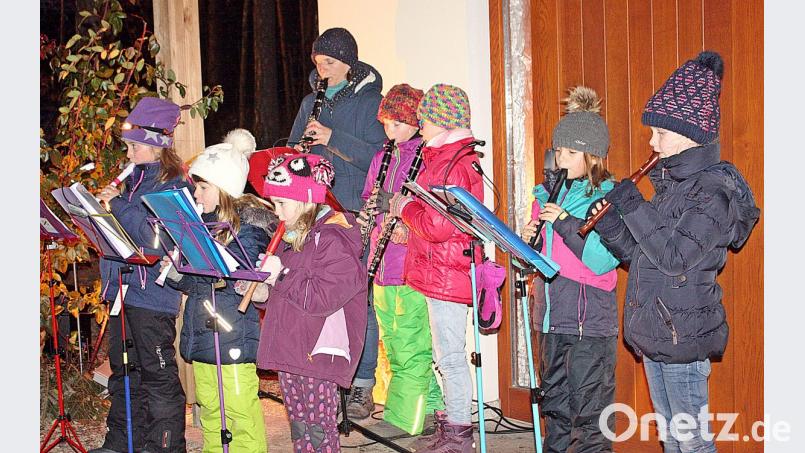Die Kinder spielen auf ihren Blockflöten. Bild: zer