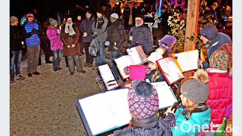 Die Kinder des Blockflötenchors von Musiklehrerin Daniela Ermer spielen Weihnachtslieder. Bild: zer