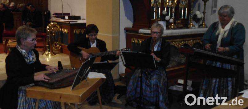 Stubenmusik vom Allerfeinsten bot die Hirschauer Hausmusik (von links): Luzie Dietz, Inge Mangelberger, Gabi Meindl und Martha Pruy. Ihre perfekt vorgetragenen Stücke „Schöi staad“, „An der Wiege“ und „Menuett aus Welschnofen“ gerieten zu einem echten Ohrenschmaus. Bild: u