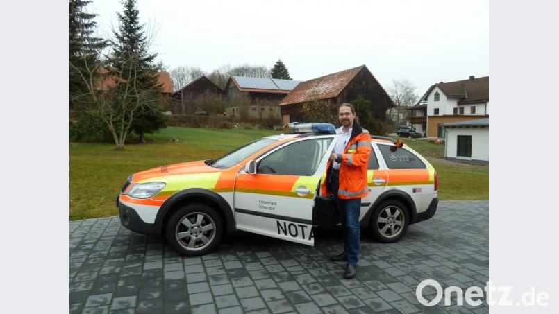 Doktor Alexander Ried auf dem Weg zum nächsten Einsatz als Notarzt. Bild: Portner