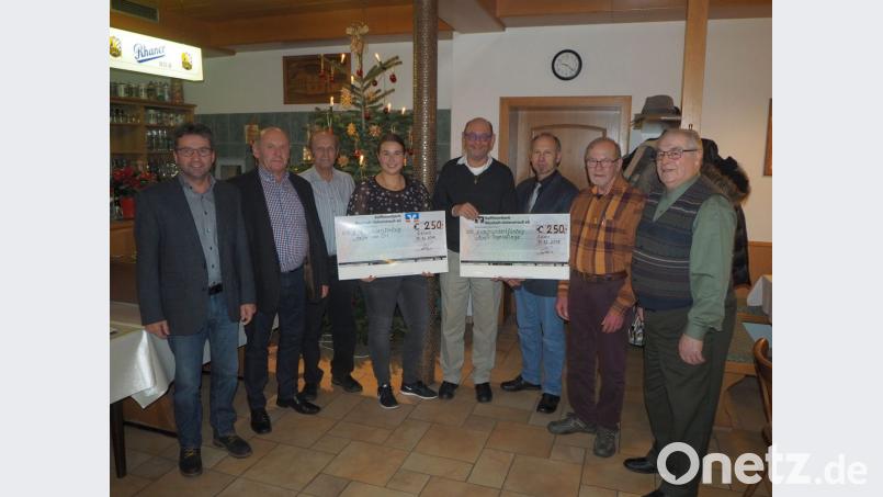 Die Reservistenkameradschaft um Ehrenvorsitzenden Siegfried Kleber und der Vorstand überreicht an Fritz Möstl von der Arbeiterwohlfahrt und an Laura Roth für die Helfer-vor-Ort jeweils 250 Euro. Bild: gz