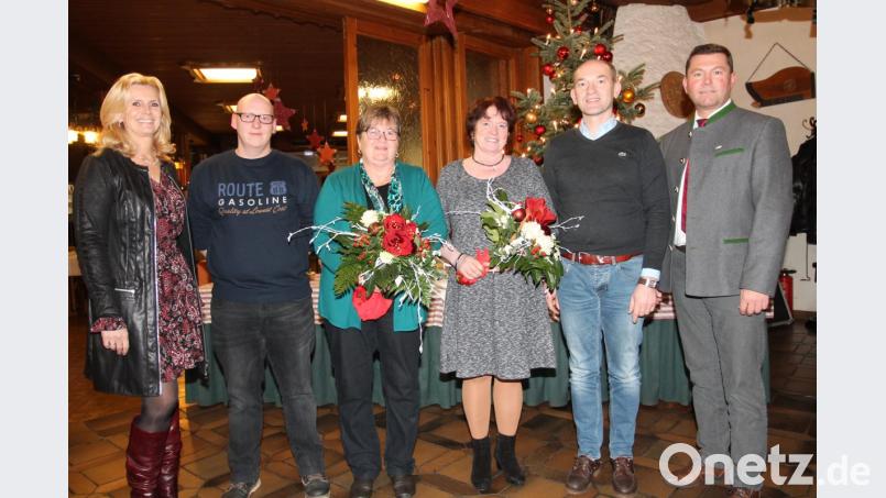 Bürgermeister Rainer Rewitzer (rechts) und seine Stellvertreterin Andrea Lang (links) würdigen die Leistungen von Irene Bock und Maria Puff (Mitte, von rechts). Bild: pi