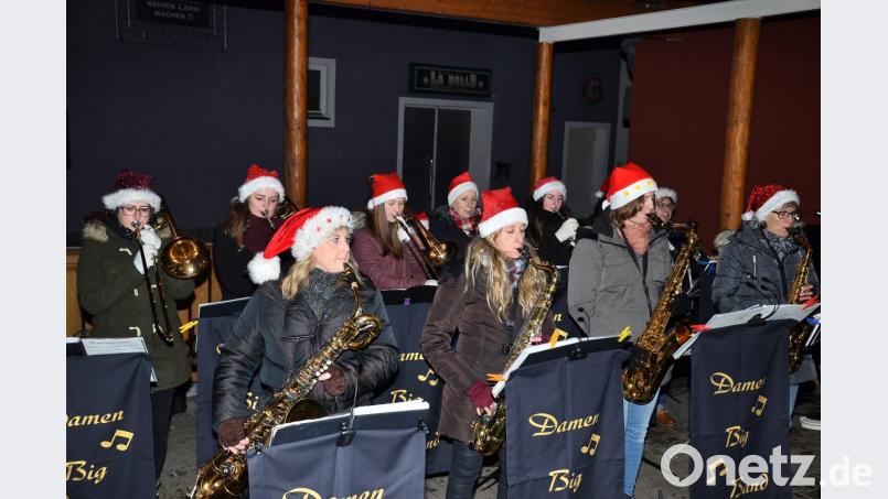 Mit einer Weihnachts-Swing-Serenade im Biergarten macht die Damen Big Band am Wochenende von sich reden. Bild: fjo