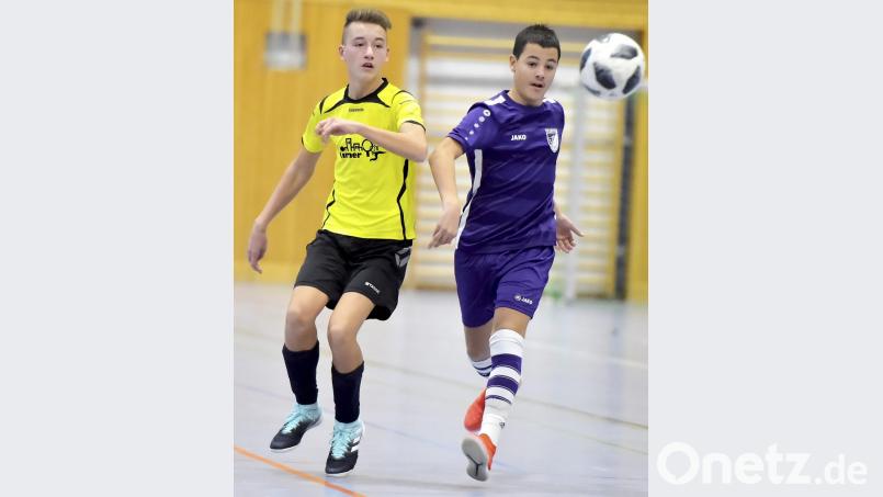 Szene aus dem Spiel: FC Amberg (links) gegen den TSV Kareth-Lappersdorf Bild: Hubert Ziegler