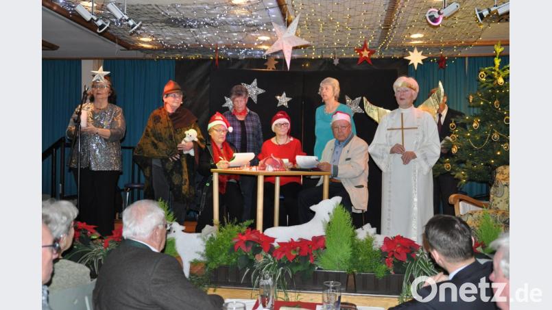 Die Theatergruppe „MimOldies“ sorgt für Stimmung bei der Weihnachtsfeiern im Maria-Seltmann-Haus. Bild: exb