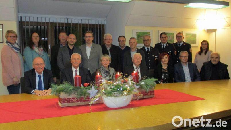 Zur Jahresabschlusssitzung 2018 begrüßen Bürgermeister Peter König und seine Kollegen Bürgermeisterin Rita Skalowa aus der Partnergemeinde Skalna in Tschechien. Bild: kkl