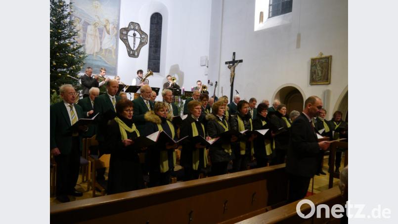 Die Chorgemeinschaft und die Instrumentalgruppe beeindrucken zutiefst beim Adventskonzert in der Pfarrkirche Mehlmeisel. Bild: gis