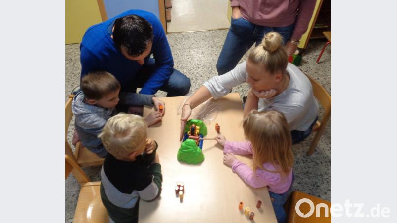 Die St.-Wolfgang-Kindergartenfamilie ist glücklicher Gewinner einer vom Verein „Mehr Zeit für Kinder“ verlosten Spielothek. Bei einem gemeinsamen Spielenachmittag. haben Mamis und Papis zusammen mit ihren Sprösslingen einen Riesenspaß wie hier beim Geschicklichkeitsspiel „Billy Biber“. Bild: u