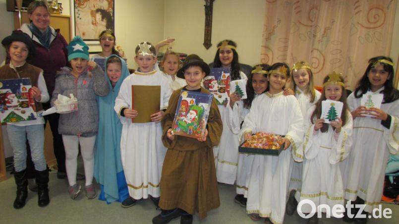 Mit dem „Prolog der Weihnachtsengel“ stimmten die Kinder der Grundschule Pressath die Altenheimbewohner auf das Weihnachtsfest ein. Bild: is