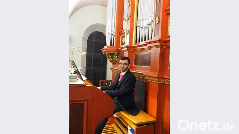 An der Orgel spielt Leopold Neder Schneider aus München. Bild: exb