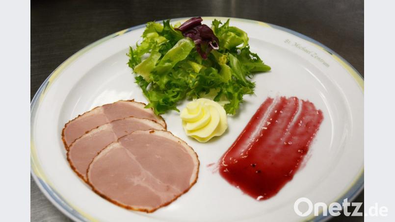 Nur das Baguette fehlt noch: Der Salat mit der geräucherten Entenbrust und der roten Cumberland-Soße liegen bereits zum Test auf den Tellern. Bild: Gabi Schönberger