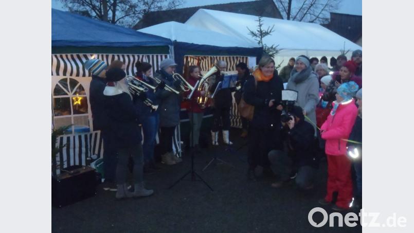 Der evangelische Posaunenchor aus Thansüß erfreut die Besucher mit weihnachtlichen Melodien. Bild: exb