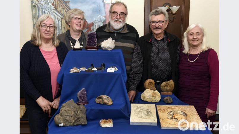 In der Alten Kaserne präsentieren Brigitte Steyer, Christine Paschen, Gustav Steyer, Hans Schenk und Irene Kugler (von links) Funde. Bild: Petra Hartl