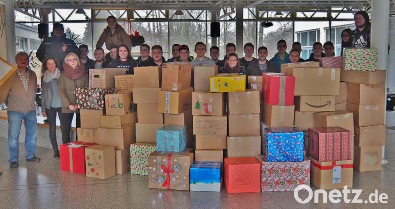 Hinter dem Berg von Paketen für Rumänien sind die Berufsschüler des Europaberufsschule Weiden kaum mehr zu sehen. Mit dabei Beratungslehrer Karl Alt, Sozialpädagogin Sandra Schlegl und Schülersprecherin Sophie Wagner (Erster bis Dritte von links). Bild: Bühner