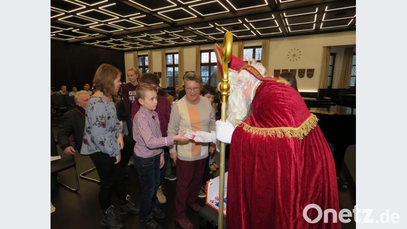 Beim Benefizkonzert "Kinder spielen für Kinder in Not" sorgt Inge Panrucker (Mitte) stets dafür, dass der Nikolaus die Buben und Mädchen, die musiziert haben, mit einem kleinen Geschenk belohnt. Bild: ubb