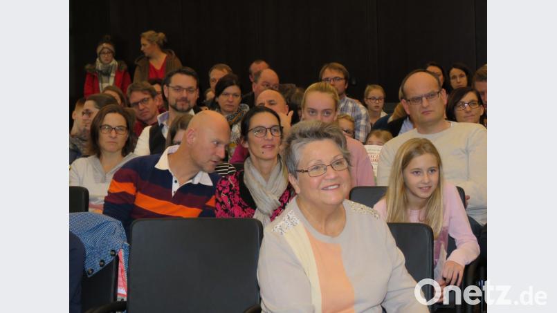 Mitten drin, aber stets ganz vorne dabei: Das ist Inge Panrucker, die ihre nette und gesellige Ader seit Jahrzehnten nutzt, um Gutes zu tun. Bild: ubb