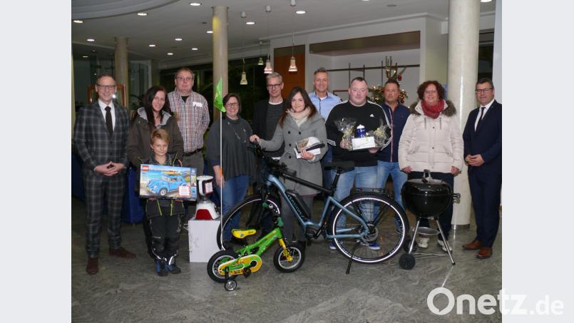 Die Preisübergabe zum Abschluss der AGW-Weihnachtsaktion im Foyer der Geschäftsstelle der Volksbank Raiffeisenbank Nordoberpfalz: (von links) Bürgermeister Bernd Sommer, Kerstin Dietz mit Sohn Fabian, Reinhard Heinrich, Diana Lenz, Nils Wittmann, Nadine Tretter, Alfons Kliebhan, Michael Wsotzki, Peter Roth, Sabine Oberndorfer und Geschäftsstellenleiter Thorsten Meier. Bild: kgg