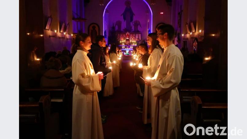 Besonders eindrucksvoll und mystisch präsentierte sich der Gottesdienst zum dritten Advent. Die Friedenfelser Ministranten spielten die Weihnachtsgeschichte „Die vier Lichter des Hirten Simon“. Bild: bsc