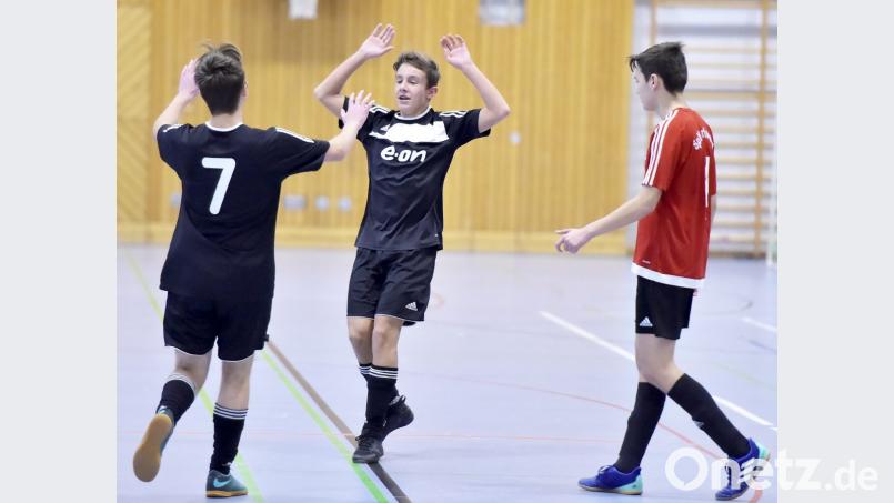 Der Spieler der SpVgg Erlangen sieht traurig dem Torjubel des Gegners zu Bild: Hubert Ziegler