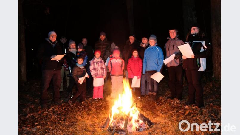 In einer etwas anderen Feier führen die Gemeinschaft Sankt Georg und die Pfadfinder zum großen Fest hin: Am Lagerfeuer versammeln sich die Mitglieder zur Waldweihnacht. Bild: do