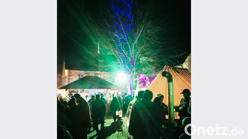 Im Garten der Gastwirtschaft „Biemichl“ drängen sich Stände, Vereine und Besucher. In farbenprächtigem adventlichen Ambiente veranstaltet der Handwerker- und Gewerbeverein dort erstmals den „Burgringzauber“. Bild: ü