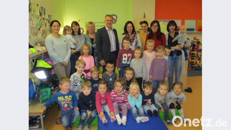 Die Mädchen und Buben des Kinderhauses „Die kleinen Hankerler“ – hier im Bild ein kleiner Teil – sind begeistert von neuen Sprung- und Liegematten, die der Elternbeirat finanziert hat. Mit im Bild (von links) Sabine Fick, Nicole Brand, Christine Bahmann, Bürgermeister Roland Grillmeier, Pia Heinrich, Elternbeiratsvorsitzende Karoline Friedl, Kinderhausleiterin Sigrid Eger und deren Stellvertreterin Susi Fellner. Bild: si