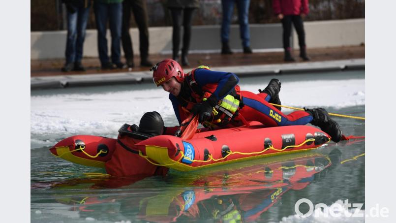 Die DLRG überlässt nichts dem Zufall. Auch die Eisrettung gehört zu den Aufgaben, die regelmäßig trainiert werden. Bild: brü