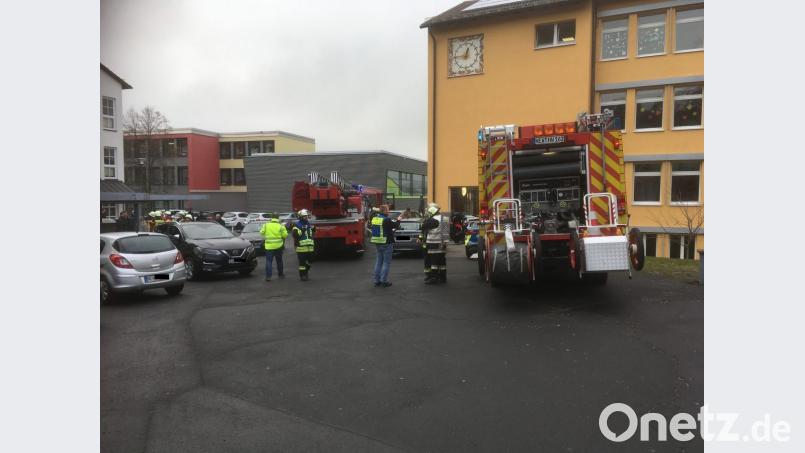 Die Feuerwehr sichert und lüftet das Gebäude. Bild: Gustl Beer