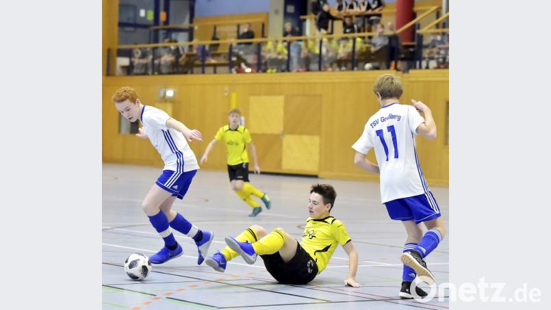 Szene aus dem Spiel: FC Amberg (Mitte) gegen den TSV Großberg Bild: Hubert Ziegler
