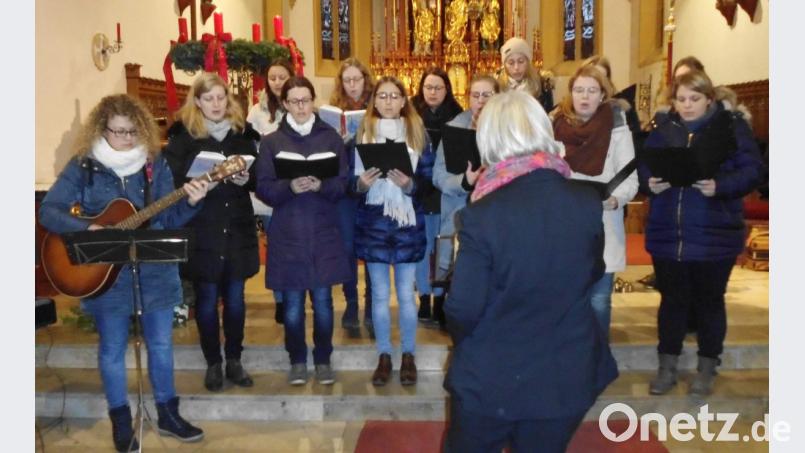Eine überzeugende Leistung bietet der Ehenfelder Jugendchor unter Leitung von Dorothea Meyer bei den Liedern „Sage, wo ist Bethlehem“, „Dios te salve Maria“ und „This little light of mine“. Bild: u