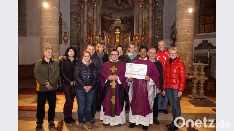 Die Immenreuther Radsportgruppe um Monika Kainz (rechts) stockt mit einer 1100-Euro-Spende, die sie Pfarrvikar Joseph Meenpuzhackal (Vierter von rechts) übergibt, ihre finanzielle Hilfe für die Flutopfer in Kerala auf 11 800 Euro auf. Auch Stadtpfarrer Konrad Amschl (links daneben) dankt für dieses Engagement. Bild: bkr