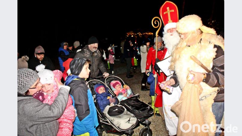 Viele Kinder kommen zum Nikolausbesuch an die Marienkapelle und holen sich ihr Nikolaussäckchen ab. Bild: zer