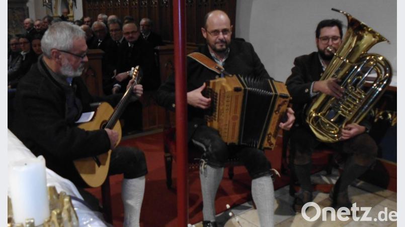 Dass die beiden von Uwe Hermann (Akkorden), Alexander Götz (Tuba) und Franz Birner (Gitarre) vorgetragenen melodiösen „staaden Weisen“ keinen Titel hatten, lag daran, dass sie von Uwe Hermann eigens für das Adventsingen kurzfristig komponiert worden waren. Bild: u