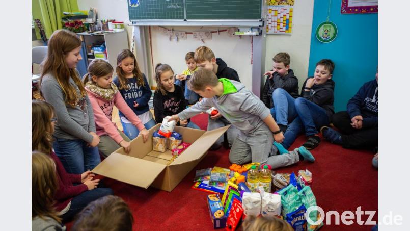Die Kinder der Grundschule helfen beim Packen und später beim Einladen in den Truck. Bild: gz