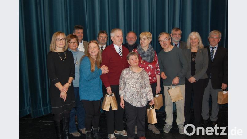Für 30 Jahre segensreiches Wirken im HPZ Irchenrieth wurden Pfarrer Alfons Forster sowie die sieben Mitglieder des Laienrates von den Vorsitzenden und Aufsichtsräten mit Urkunden und Präsenten geehrt. Bild: grm
