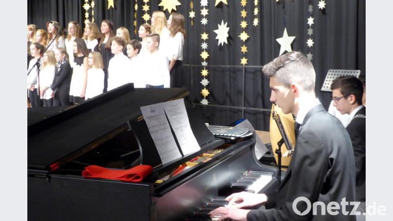 Begleitung des Unterstufenchores mit Piano und E-Gitarre. Bild: fsb