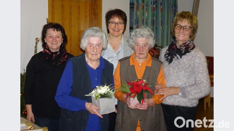 Die Zwillingsschwestern Lotte Höllerer (Zweite von links) und Herta Lindenberg hören nach 29 Jahren auf. Dafür dankten Elisabeth Market, Christa Riedel (Mitte) und Helga Behr-Wittmann (rechts). Bild: le