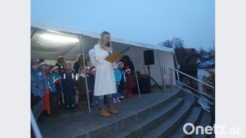 Mit einem Prolog eröffnet das Christkind, dargestellt von Leoni Wiesneth, den Weihnachtsmarkt. Bild: exb