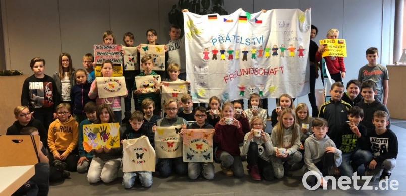 Mit Stolz und Freude präsentieren die über 40 Schüler aus Cheb und Weiherhammer ihre Werke aus sechs unterschiedlichen Workshops. Bild: cr