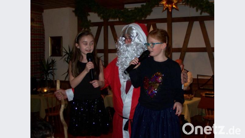 Laura Zuber und Anna Rösch tragem dem Nikolaus ein Gedicht vor. Bild: rrd