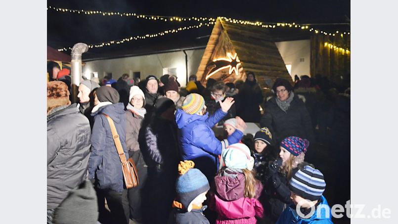 Hunderte von Menschen kommen zum Auftakt des SC-Jubiläumsjahres auf das Gelände des Sportclubs. Bild: ü