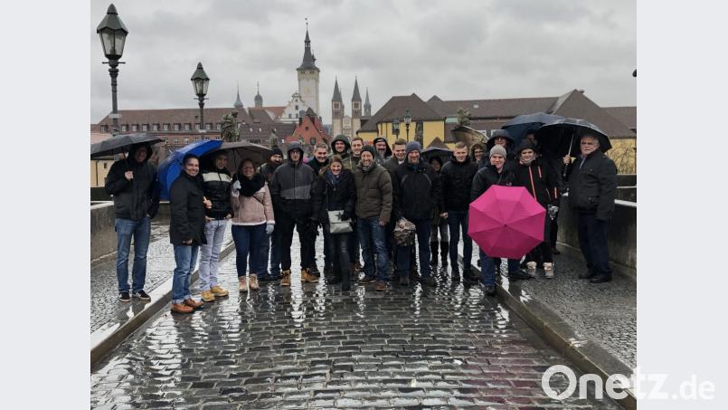 Trotz Regens genießen die Ausflügler der Feuerwehr die Altstadtkulisse in Würzburg und den stimmungsvollen Weihnachtsmarkt. Bild: do
