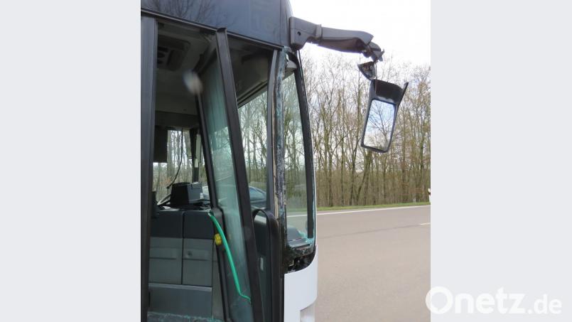 Der Bus kann repariert werden. Vor allem der Rückspiegel rechts vorne wurde in Mitleidenschaft gezogen. Bild: Polizei