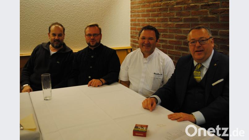 Er wird das neue Einsatzfahrzeug fahren: Pater Romas Werner (2. v.li.), hier zusammen mit Präsident Dr. Frank Wohl, Pfarrer Klaus Klein und Lions-Sekretär German Schieder (von rechts). Bild: gag
