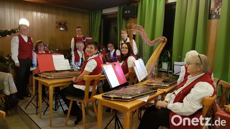 Auch heuer hat Regina Schmid (stehend, links), die Leiterin des Orchesters des Zitherclubs wieder ein abwechslungsreiches und teils heiteres Programm für den Hutzaabend zusammengestellt. Bild: prh