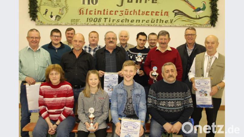 Die erfolgreichsten Aussteller der jüngsten Schau zusammen mit Vorsitzendem Josef Zant und Bürgermeister Franz Stahl (von rechts). Bild: hä