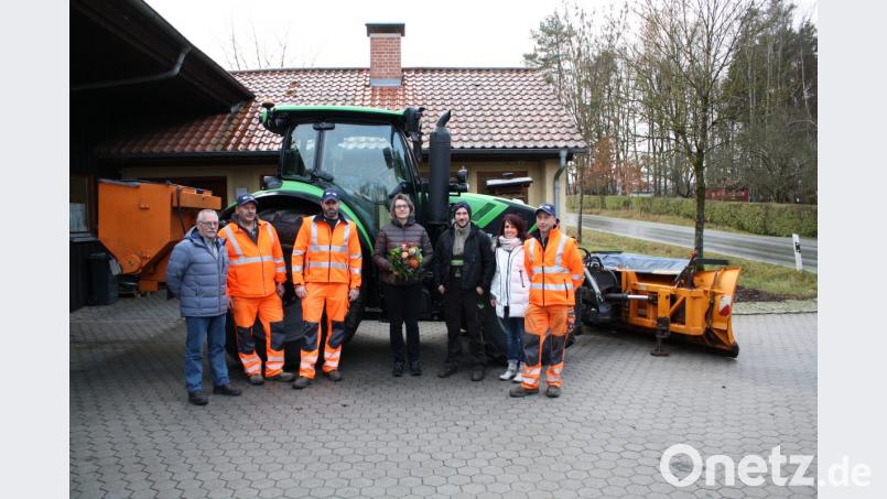 Am Nikolaustag übergaben Sigrid Eisenhut und Andreas Böckl (Zweite und Dritter von rechts) von der Erbendorfer Firma Böckl einen neuen Traktor an das Trabitzer Bauhofteam. Darüber freuten sich auch Bürgermeisterin Carmen Pepiuk (Mitte) und Bauamtsleiter Reinhold Sternkopf (links). Bild: bjp Bild: bjp