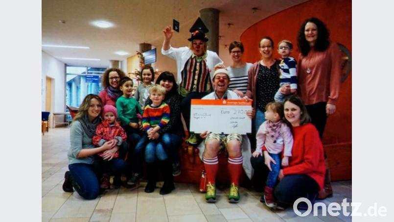 Der Kindergarten Sankt Martin übergibt eine Spende an die Klinik-Clowns: (vorne, von links) Sandra Lang mit Leonie, Michaela Liedl-Kuberski mit Theo, Klinik-Clown „Dr. Beppo“, Miriam Bayer-Schmidt mit Annabell, (hinten, von links) Daniela Schönberger mit Samuel und Isabella, Klinik-Clown „Frau Dr. Rosa Socke“, Theresa Uhl, Stephanie Bauer-Riebl mit Felix und Marion Troppmann. Bild: exb/Erwin Piehler